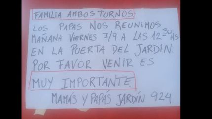 El comunicado en la puerta del jardín.