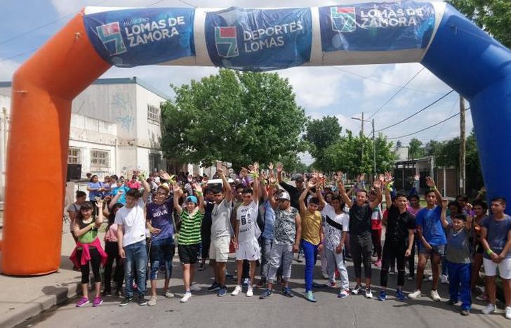 Los chicos de la escuela especial en la correcaminata anterior.