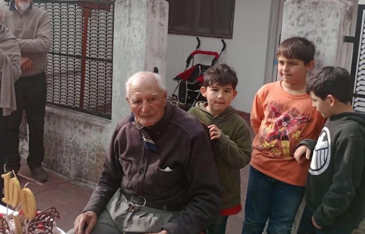 Don Britos hace 76 años que vive en Llavallol, pero es oriundo del Partido de Colón en la Provincia de Buenos Aires.