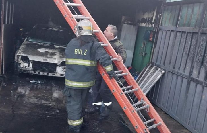 Bomberos trabajaron en el lugar.