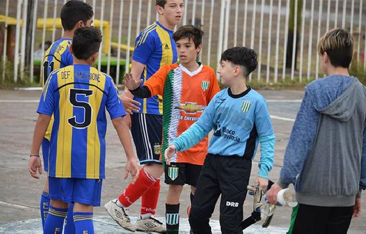 La Liga local de fútbol infantil reúne a más de 100 instituciones.