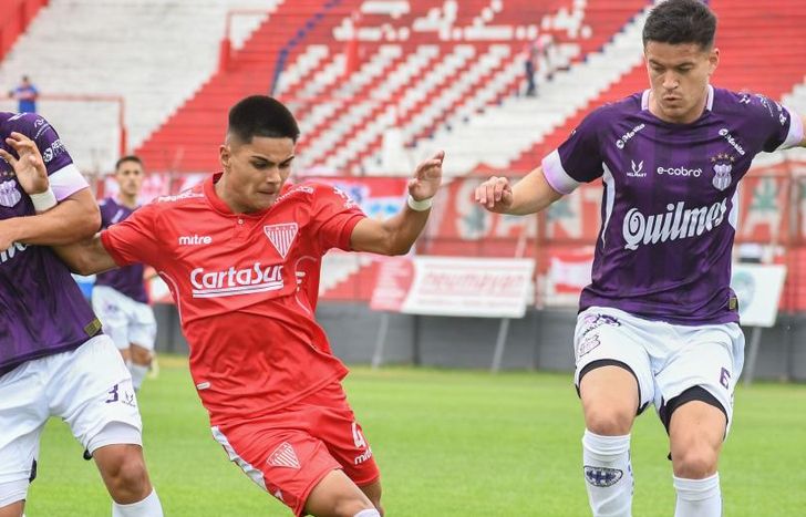 Sandoval cubre la pelota.