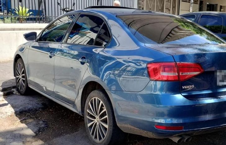 El auto robado en el que circulaban los detenidos.