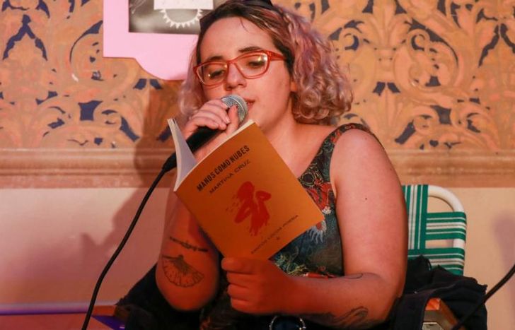 Martina escribe poesías desde los 17 años.