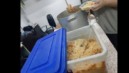 Ofrecen todos los días una vianda de comida para compartir con la familia.