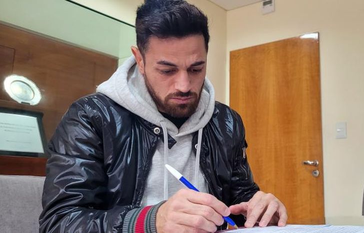 Acosta puso el gancho y sigue en Lanús hasta diciembre 2024.