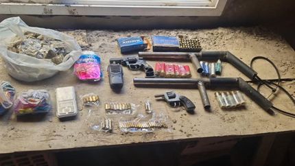 Drogas y armas de fuego incautadas en los allanamientos.