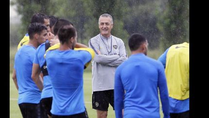 Alfaro pondrá en cancha a su primer once en Boca.