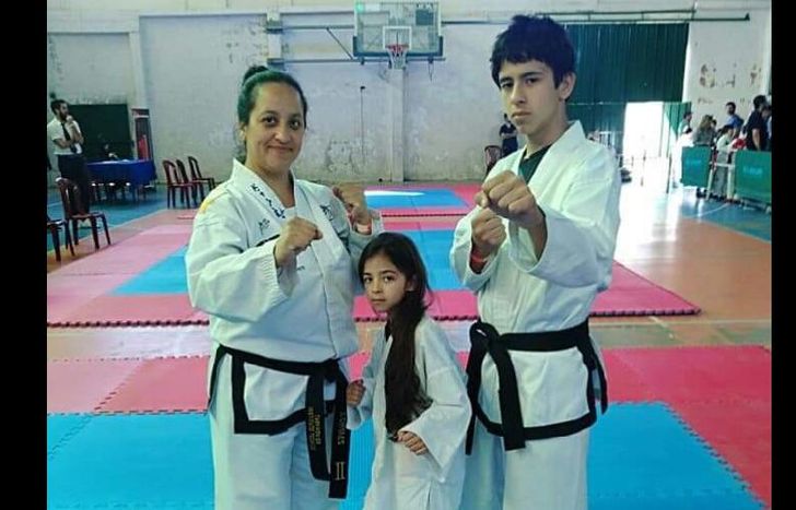 Valeria, con sus hijos, trabaja para difundir el taekwondo en los barrios.