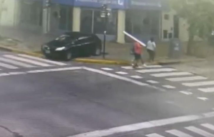 Los ladrones manejaron el auto por la vereda y de milagro no atropellaron a nadie.