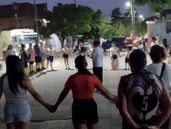 Abrazo simbólico de los vecinos de Villa Fiorito.