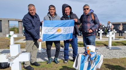 Los veteranos lomenses en el Cementerio de Darwin.