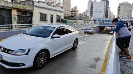 Diario La Unión | Los primeros autos en pasar por el nuevo paso bajo nivel de Lomas.