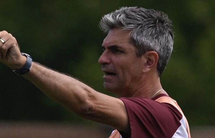 Pellegrino celebra la llegada de un nuevo delantero para Lanús.