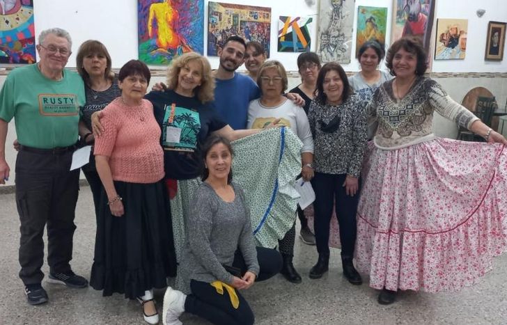 Los profes que dictan clases de folklore en el club organizan la peña de este domingo.