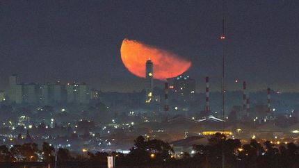 La imagen capta la Luna en cuarto creciente con el entorno del Conurbano Sur.
