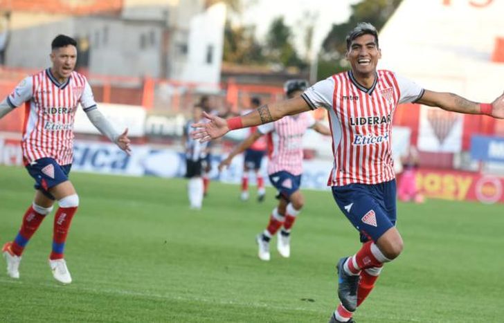Jonathan Morán sigue encendido.