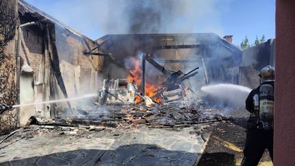 Dos autos quedaron destruidos tras el incendio.