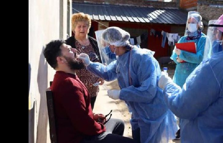 se realizaron dos hisopados a vecinos del Barrio San Carlos de 9 de Abril.