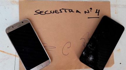 En Budge se incautaron cuatro teléfonos celulares.