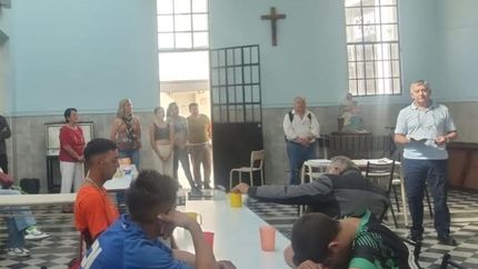 Desayunan y almuerzan en la Catedral de Lomas.