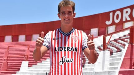 Ramírez puso la firma y ya posó con la milrayitas. Ramírez puso la firma y ya posó con la milrayitas.