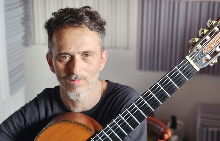 Con su pasión más importante: la guitarra.