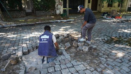 Trabajos con mucho detalle para conservar las calles empedradas de Lomas.