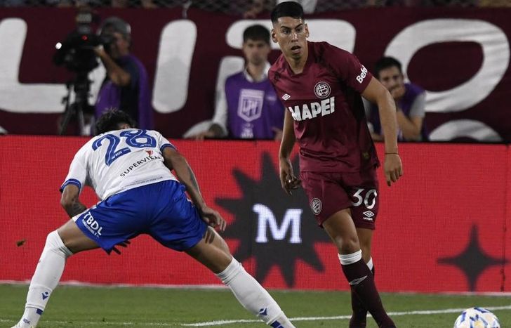 Agustín Cardozo lanza el pase.