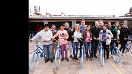 Lomas: alumnos destacados de Lamadrid y Albertina recibieron bicicletas