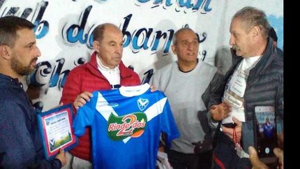 Ricardo Bochini recibió la camiseta del club de manos de su presidente y del delegado de ADIJ.