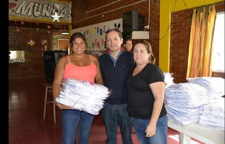 FOTO GRANDE - Gray entregó guardapolvos