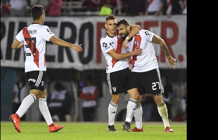 Pratto, abrazado por Borré, festeja su gol, el cuarto de la faena millonaria.
