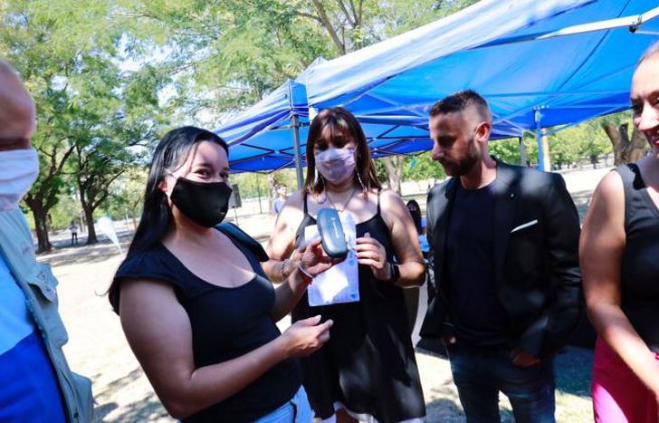 Tras atenderse con profesionales, los vecinos recibieron lentes.