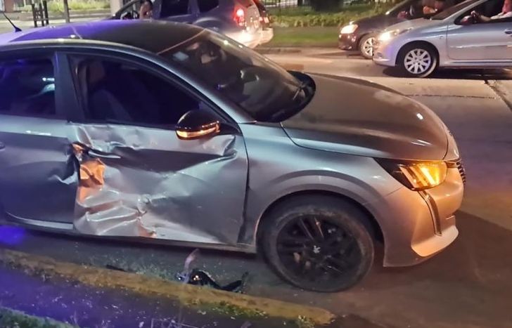 Así quedó el auto en el que iba la mujer.