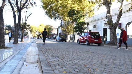 Hicieron una nueva calzada y renovaron las veredas. Hicieron una nueva calzada y renovaron las veredas.