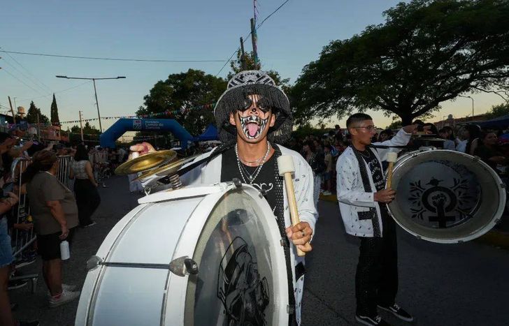 Murgas, comparsas y Los del Fuego dieron inicio al Carnaval en Lomas.