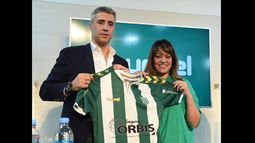Crespo fue presentado por la presidenta Barbuto en el Campo de Deportes.
