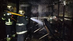 Intenso trabajo de los bomberos para apagar el incendio en Temperley.
