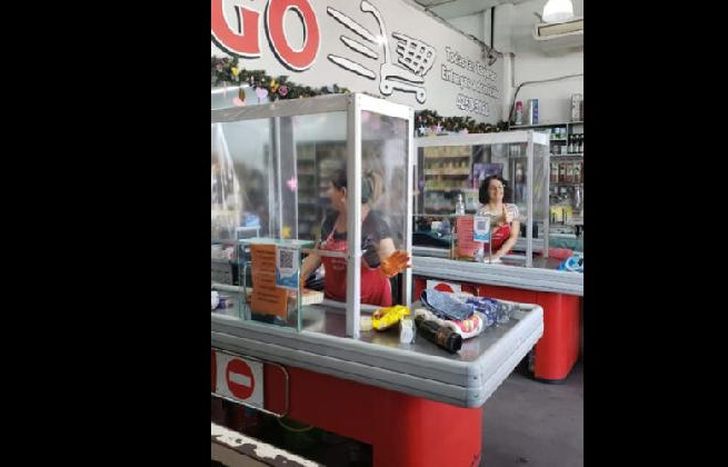 Las cajeras también trabajan con guantes.