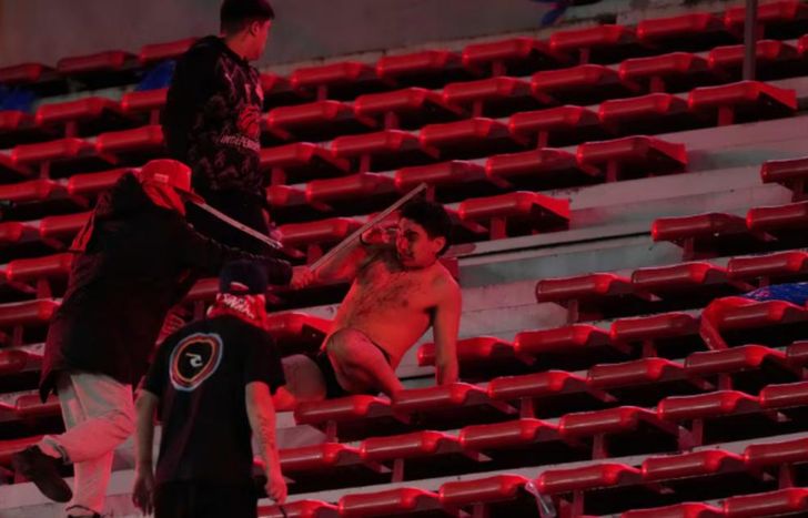 Salvaje agresión a un hincha chileno.