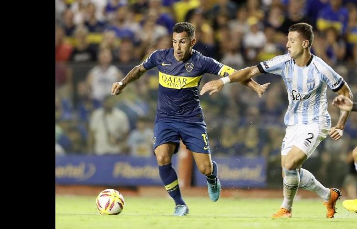 Tevez, que fue titular, no pudo gravitar en ataque.