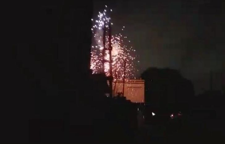 El barrio quedó a oscuras tras la explosión.