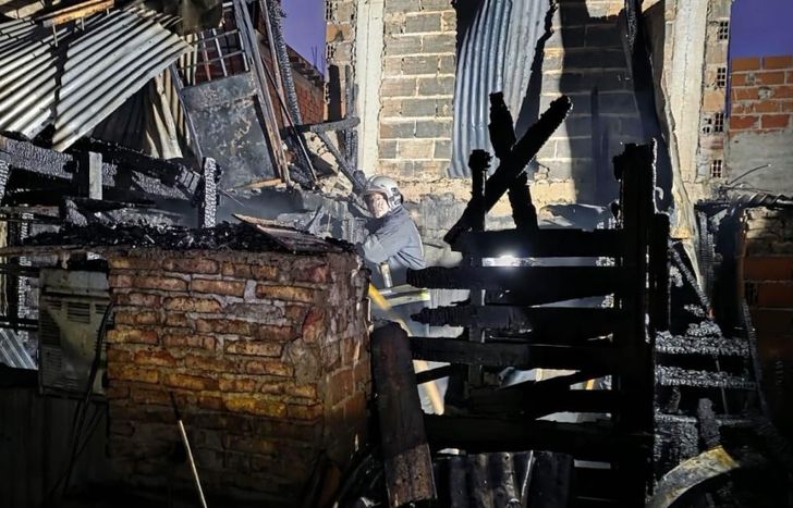 La casa quedó destruida tras el incendio.