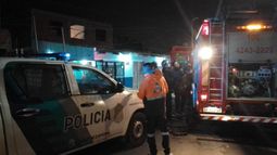 Bomberos de Lomas, Defensa Civil y la Policía trabajaron en el lugar del incendio.