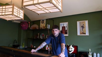 Ofrece especialidades gastronómicas de la cultura oriental. Ofrece especialidades gastronómicas de la cultura oriental.