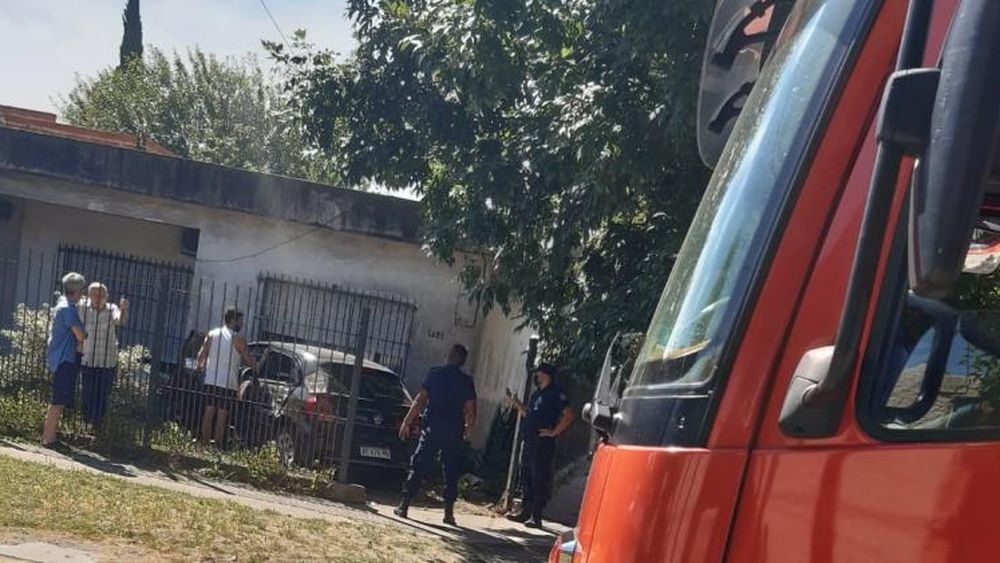 Choque y heridos en Centenario: un auto impactó contra una casa