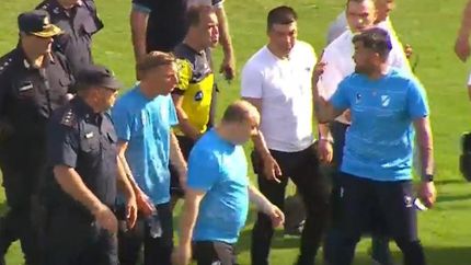 Aguirre, tras el primer tiempo, le recriminó su accionar al árbitro.