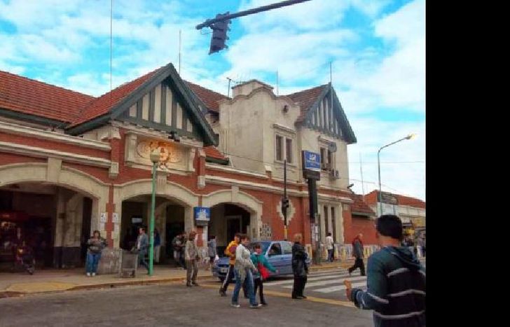 el hombre ofrecía el bebé en las inmediaciones de la estación local.