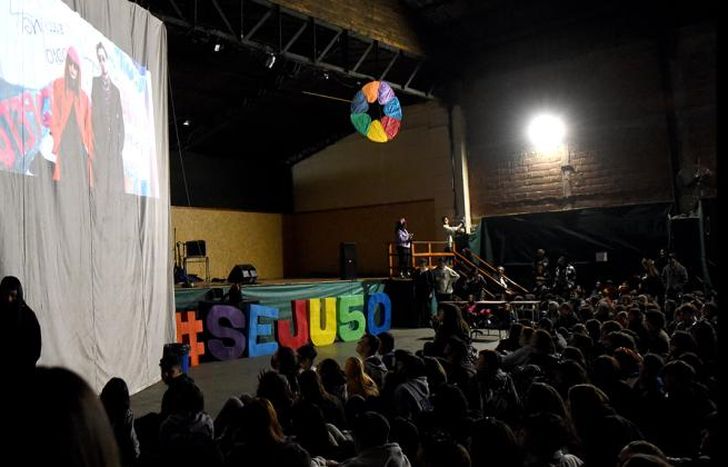 Cientos de jóvenes participaron de la apertura.